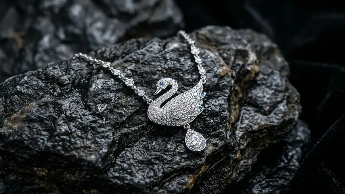 Swarovski Swan Kolye: Zarafetin, Işıltının ve Aşkın Simgesi
